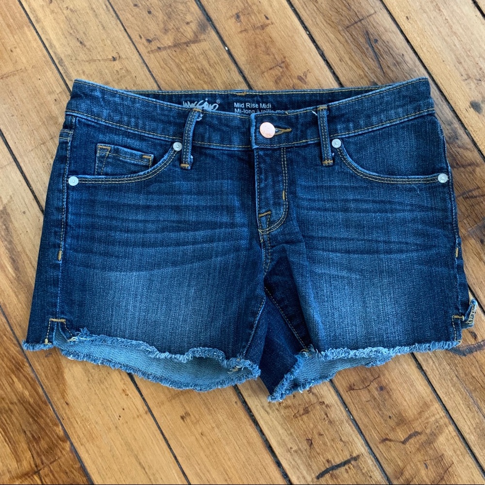 Denim Raw Edge Shorts.